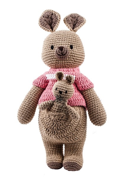 Häkel-Känguruh mit Pullover Känguruh-Baby